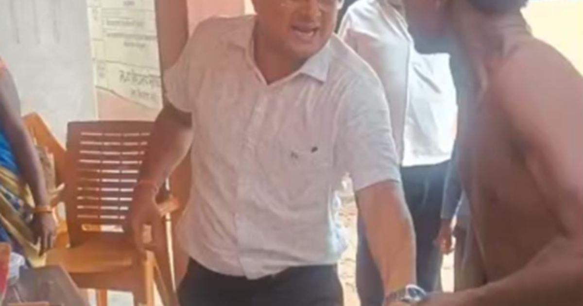 Vidyalay mein padh rahe shikshak ko chhatra ke parijan ghusk