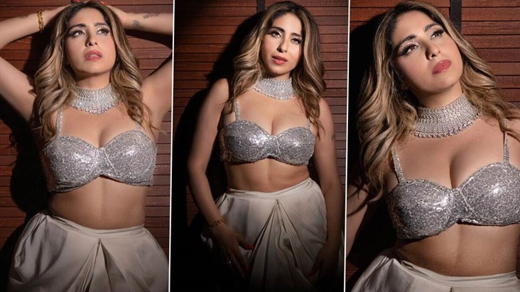 Gym ke bahar Neha Bhasin ko kiya gaya spot, lagi behad hot..