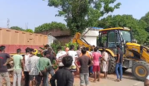 Apne ghar ke bahar khade vyakti ko truck ne maari takkar, logon ne kiya sadak jaam... truck chalak faraar