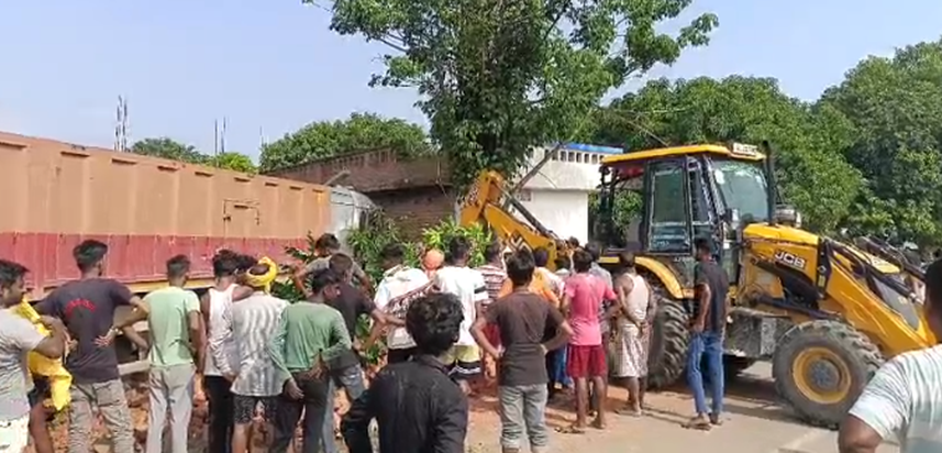 Apne ghar ke bahar khade vyakti ko truck ne maari takkar, lo Apne ghar ke bahar khade vyakti ko truck ne maari takkar, lo