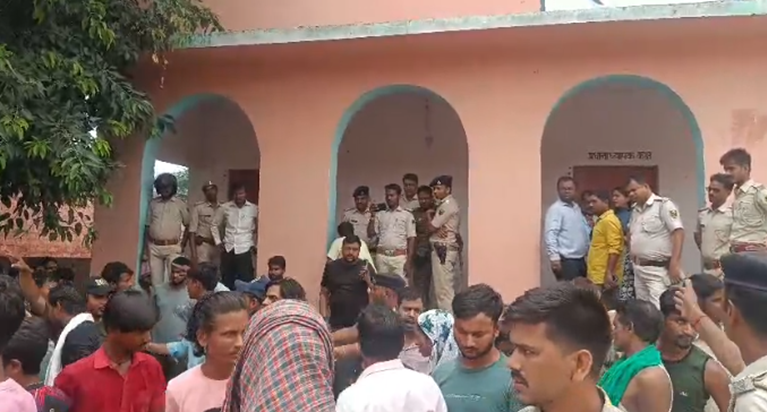 Shikshak ne chhatraon se kiya abhadra vyavahar, police ne li Shikshak ne chhatraon se kiya abhadra vyavahar, police ne li
