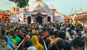 Saavan ka pehla Somvaar: Madhyaratri se Baba Vaikunthdham mein laga Shraddhaluon ka tanta, Bhakton ne...