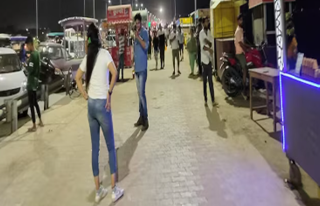 Marine Drive par dukaan ki afwahon par na den dhyaa, poori p Marine Drive par dukaan ki afwahon par na den dhyaa, poori p