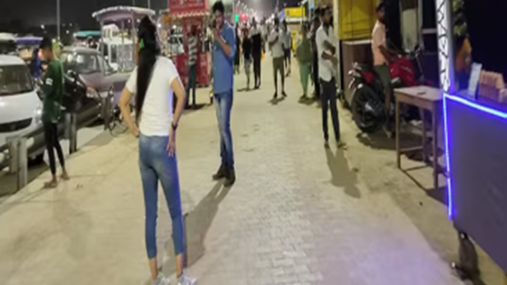 Marine Drive par dukaan ki afwahon par na den dhyaa, poori p