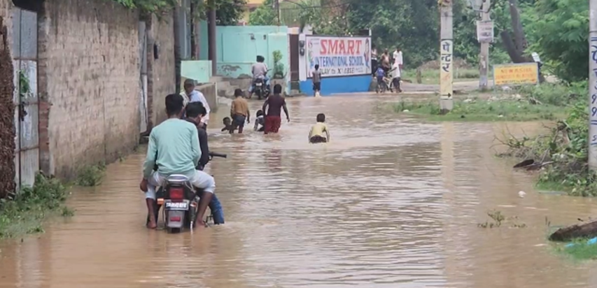 Bihar Flood : Nalanda jile mein baadh se haahaakaar, sadke b
