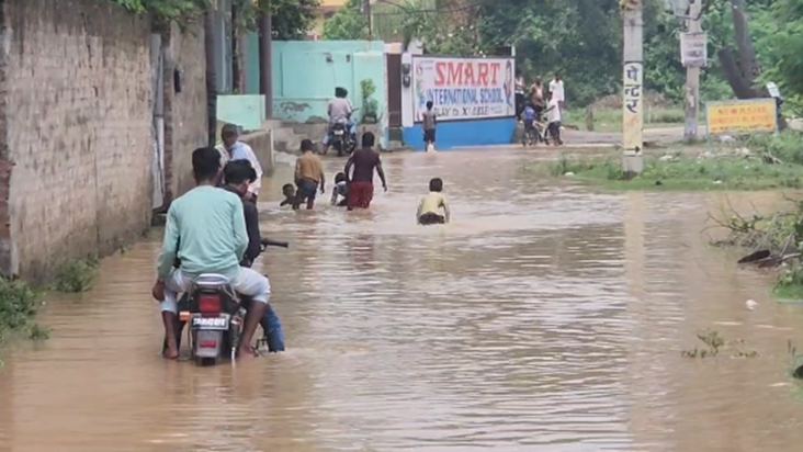 Bihar Flood : Nalanda jile mein baadh se haahaakaar, sadke b