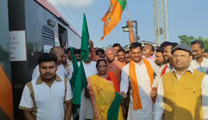 Amrit Bharat Train ka Harinagar station par swagat, BJP Vidhayak aur JDU Sansad ne PM Modi ka jataya abhar.