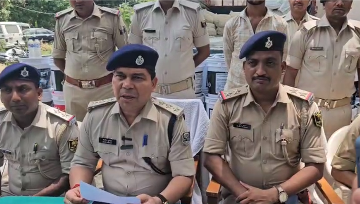 Motihari police ko mili badi kaamyaabi, truck par load bhari Motihari police ko mili badi kaamyaabi, truck par load bhari