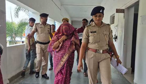 Supaul mein badi karvai, ghush lete DPO Shobha Sinha giraftar, computer operator bhi... nakad bhi baramad.
