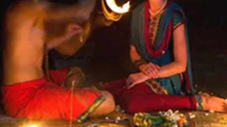 Sasur ko bahar bheja, fir band kamre me bahu se tantrik ne k