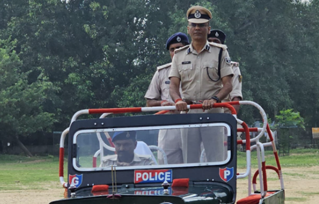 Gaya police kendr mein SSP ne aayojit saptahik parade ki sal Gaya police kendr mein SSP ne aayojit saptahik parade ki sal