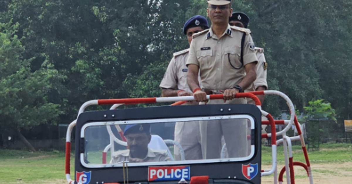 Gaya police kendr mein SSP ne aayojit saptahik parade ki sal