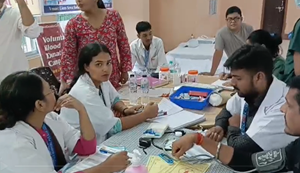 Doctors-day par raktadaan shivir aur nishulk paramarsh shivir ka aayojan