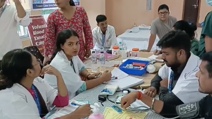Doctors-day par raktadaan shivir aur nishulk paramarsh shivi