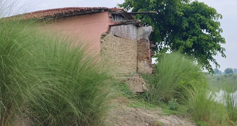 Sikrahna nadi ka kataav bana sankat: Vidyalay ka aadha hissa Sikrahna nadi ka kataav bana sankat: Vidyalay ka aadha hissa