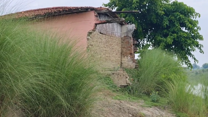 Sikrahna nadi ka kataav bana sankat: Vidyalay ka aadha hissa