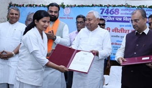Mukhyamantri ne 7468 navniyukt mahila swasthya karyakarta (ANM) ko pradan kiya niyukti patra.