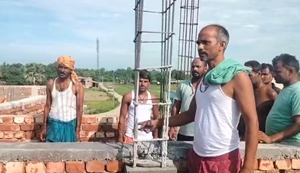 Bhrashtachar ka khula khel: Panchayat sarkaar bhavan nirman mein aniyamita ka aarop, gramain ka foota gussa...