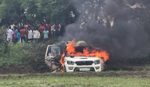 Police vahan ki takkar se yuvak ki maut, aakroshit logon ne gaadi ko kiya aag ke hawale.