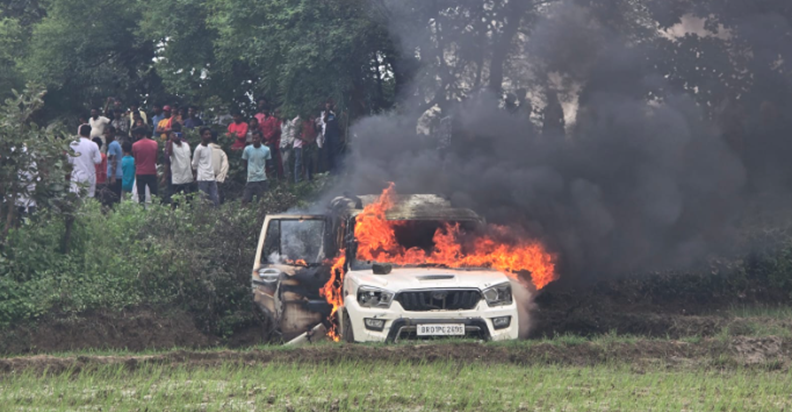 Police vahan ki takkar se yuvak ki maut, aakroshit logon ne Police vahan ki takkar se yuvak ki maut, aakroshit logon ne
