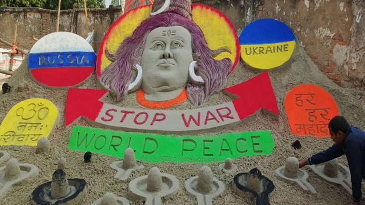 Sand artist Madhurendra ne ret se banaye 108 Shivling, Rus-Y
