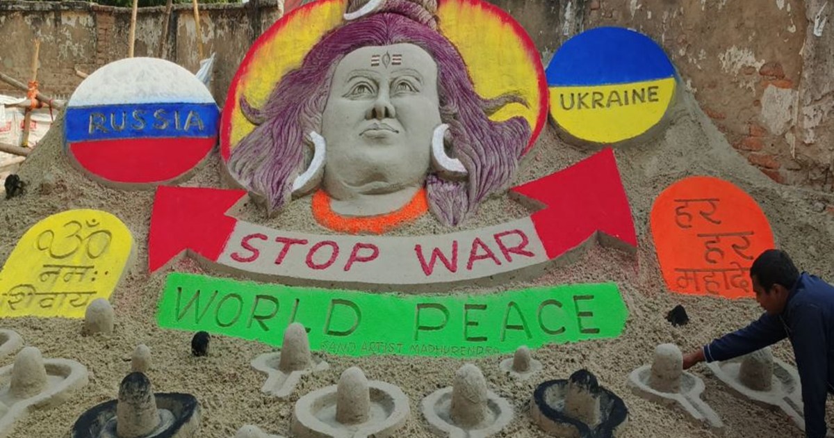 Sand artist Madhurendra ne ret se banaye 108 Shivling, Rus-Y