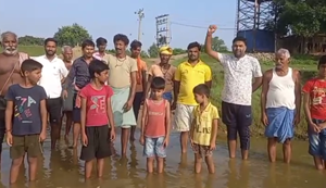 Chunav se pehle pul nahi to vote nahi : Sohajana-Dhenkadih ghat pul ki maang, grameenon ne kiya pradarshan...