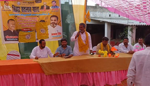 "Jo neta aapko aur aapke bachon ko lootte hain, unhen is baar vote na den... Apne bachon ke bhavishya ke liye vote karen..."