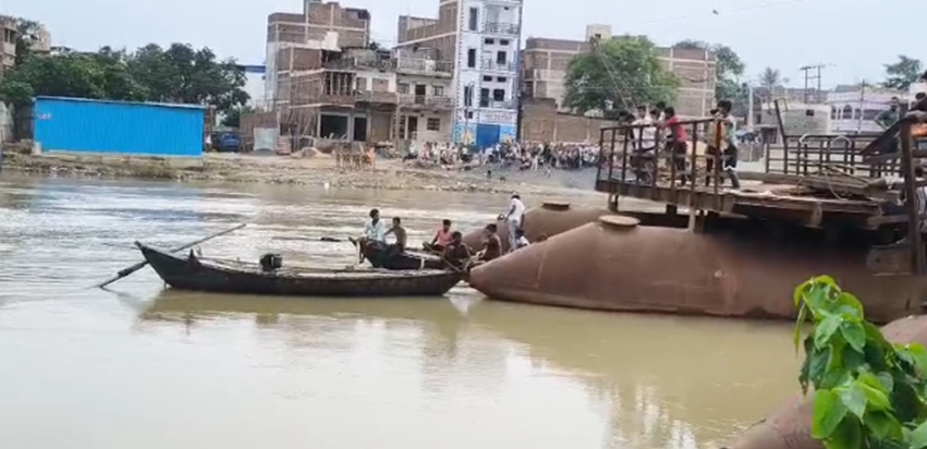 Punpun nadi mein kanwariyon se bhari naav palti, 2 log laapa