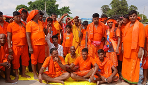 Shravani Mela ke dusre din Ganga mein ek Kanwariya aur ek Aapda Mitra doobe, shav ki khojbeen jaari...