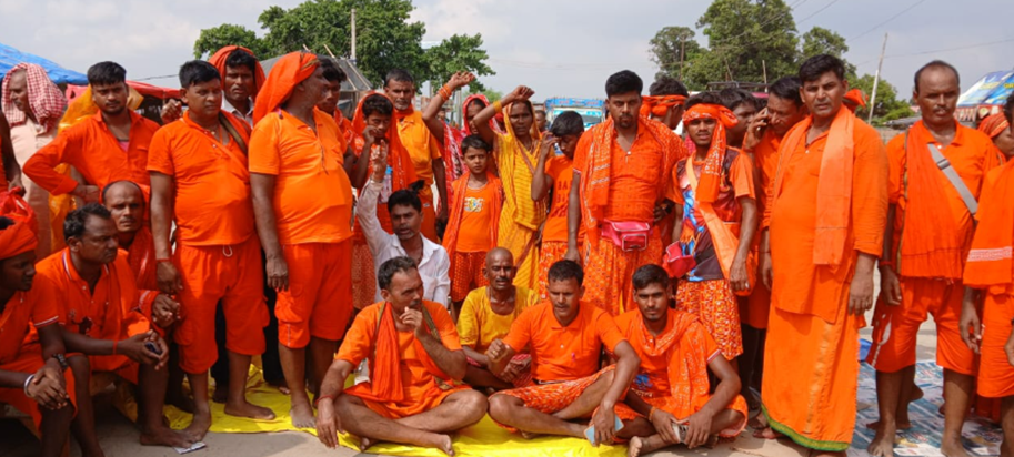Shravani Mela ke dusre din Ganga mein ek Kanwariya aur ek Aa Shravani Mela ke dusre din Ganga mein ek Kanwariya aur ek Aa