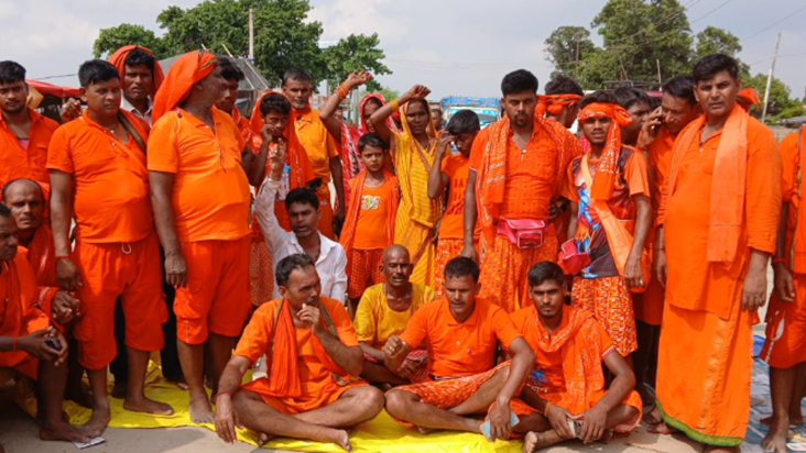 Shravani Mela ke dusre din Ganga mein ek Kanwariya aur ek Aa