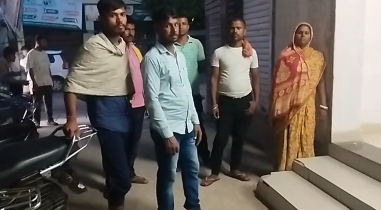 Hajipur News: Apradhiyon ne yuvak ki bike overtake kar maari Hajipur News: Apradhiyon ne yuvak ki bike overtake kar maari