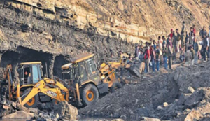 Dhanbad mines haadsa : Avaidh koila mines dhansne se dabe 9 majdoor, haadse waali jagah pahunche sansad sahit... NDRF kar rahi rescue