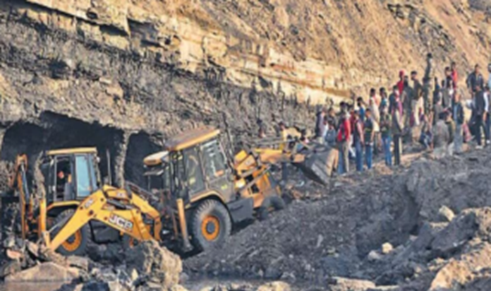 Dhanbad mines haadsa : Avaidh koila mines dhansne se dabe 9 