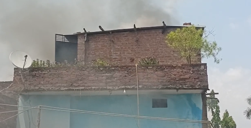 Motihari News: Gas cylinder fatne se ghar mein lagi aag, sna Motihari News: Gas cylinder fatne se ghar mein lagi aag, sna