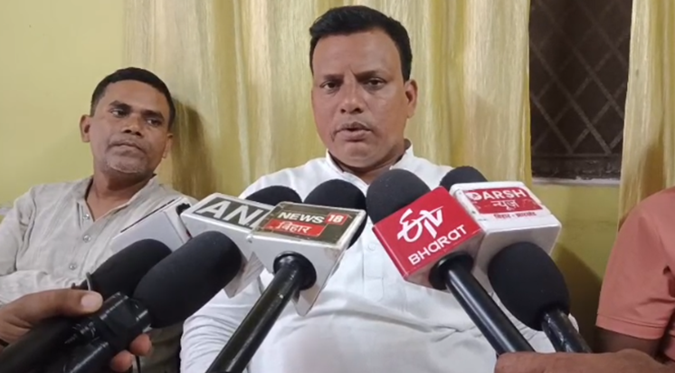 Sansad Arun Bharti aur RJD Vidhayak Kumar Sarvajeet par tanj Sansad Arun Bharti aur RJD Vidhayak Kumar Sarvajeet par tanj