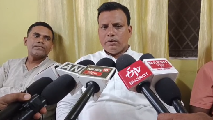Sansad Arun Bharti aur RJD Vidhayak Kumar Sarvajeet par tanj