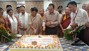 Bodhgaya mein Namgyal Tibbati mandir mein Dalai Lama ka 90wan janamdin kek kaatkar manaya gaya, Gaya DM hue shaamil...