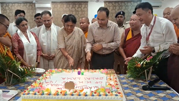 Bodhgaya mein Namgyal Tibbati mandir mein Dalai Lama ka 90wa