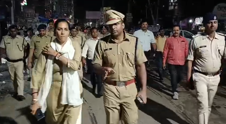 Jahanabad DM-SP ne flag march nikaal asaamajik tatvon ko di 