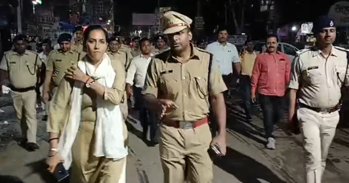 Jahanabad DM-SP ne flag march nikaal asaamajik tatvon ko di 
