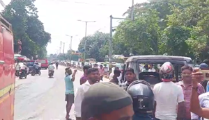Patna mein income tax golamber ke pass Tata Sumo mein lagi aag, machi afra-tafri.