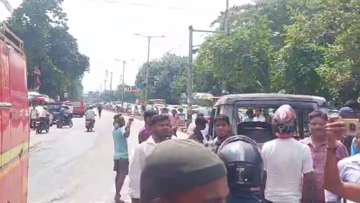 Patna mein income tax golamber ke pass Tata Sumo mein lagi a