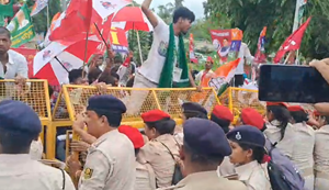 Bihar Band: Rahul-Tejaswi ki hunkar se Bihar me thartharai Nitish sarkar!, Barricade todne ki koshish... Police ne ragad diya.
