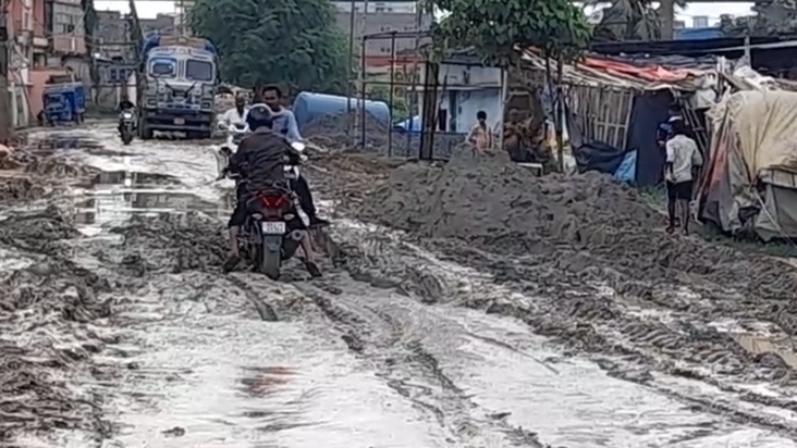 Vidhayak Ji... Road nahi to vote nahi, sadak nahi banne se n