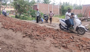 Vidhayak fund se nahi ban paya sadak, logon ne chanda ikattha kar taiyaar kiya road...