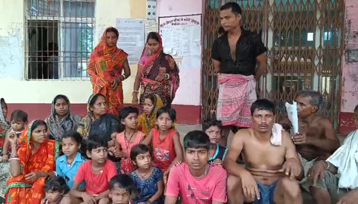 Banka mein nala band se pareshan parivaar ne prakhand karyal Banka mein nala band se pareshan parivaar ne prakhand karyal