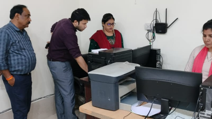 Janm-mrityu praman patra nishpadan ki sameeksha mein laparwa