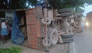 Bihar News : Tej raftaar truck achanak sadak par palta, truck chalak gambhir roop se ghayal.
